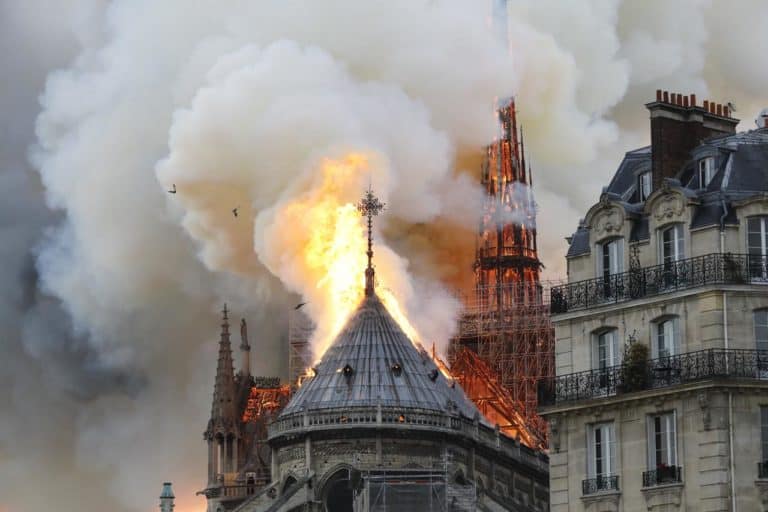 fiamme di Notre Dame