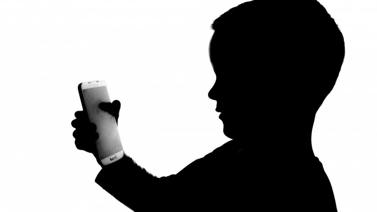 a spasso con il cellulare