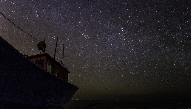 Figli delle stelle? La teoria degli antichi astronauti e perché ci affascina tanto