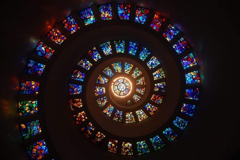 Scienza e religione: sono davvero in conflitto? Cosa dicono filosofia e neuroscienze su Dio