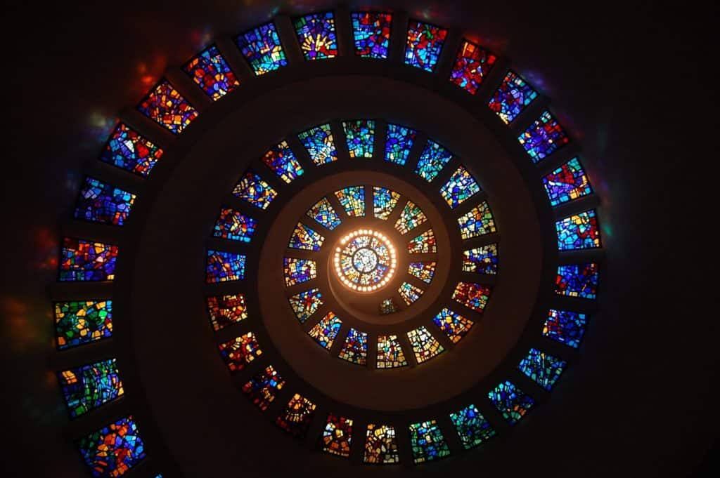 Scienza e religione: sono davvero in conflitto? Cosa dicono filosofia e neuroscienze su Dio